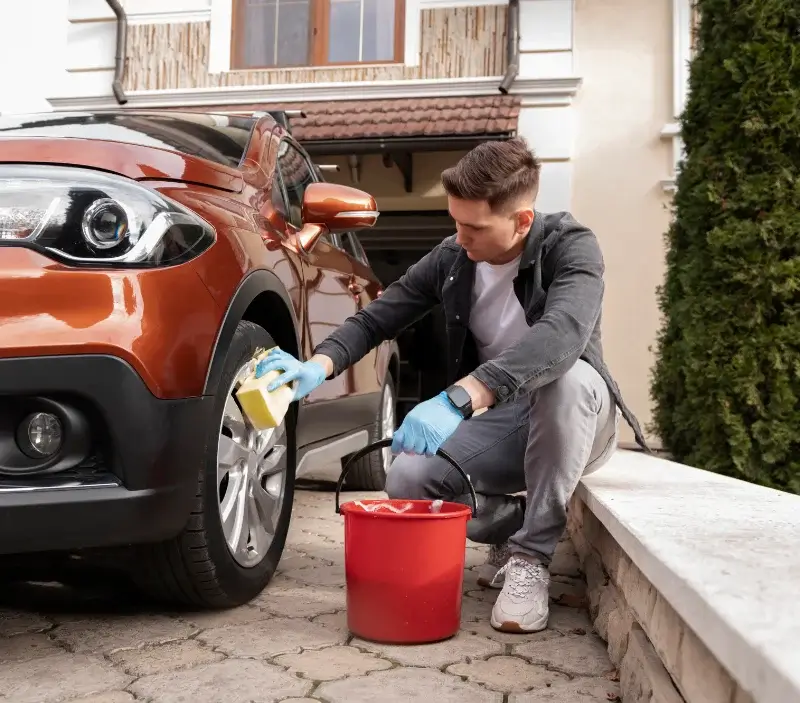 Lavage auto à domicile Saint-Nizier-sous-Charlieu : professionnel intervenant sur un véhicule